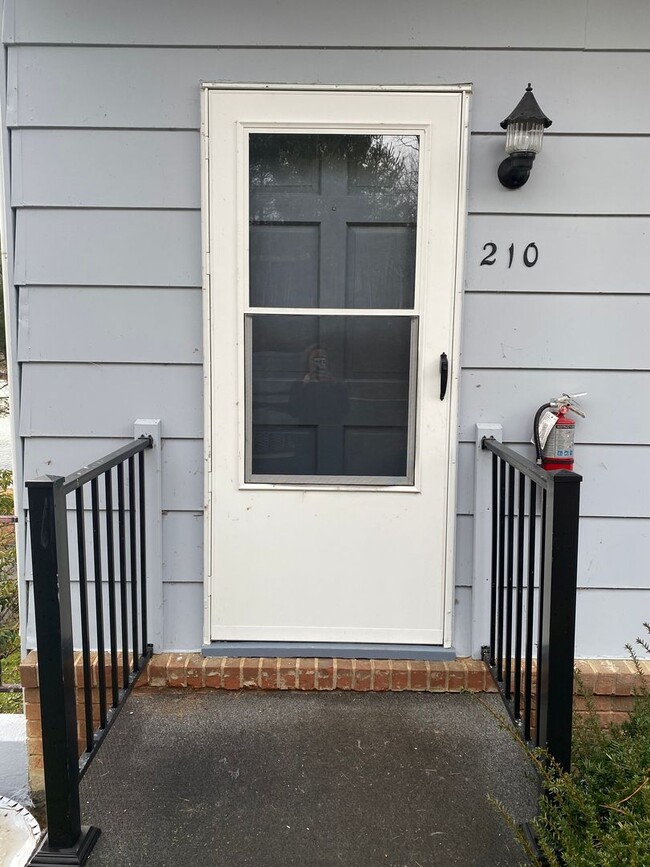 Building Photo - Cute 2/1.5 Townhome on Ashe Lake