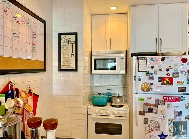 Building Photo - Rent Stabilized 1 bedroom with balcony - i...