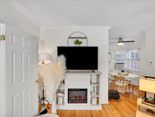 Sala de estar/comedor - 4266 Troost Ave