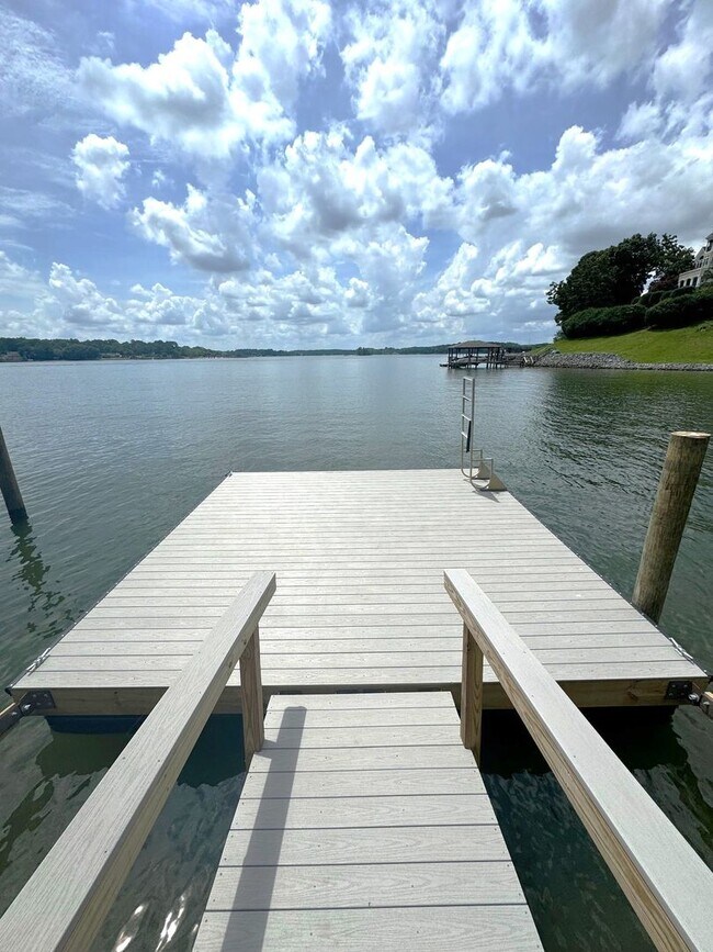 Foto del edificio - Enjoy Lakefront Luxury Year Round! $250 Of...