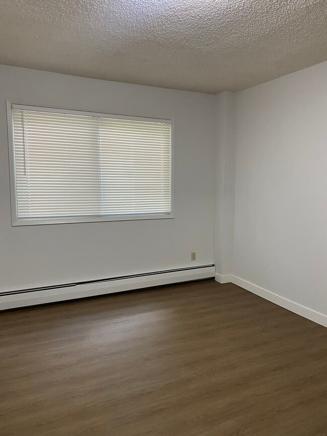 Building Photo - Spacious One Bedroom Apartment in Beautiful Sunnyside