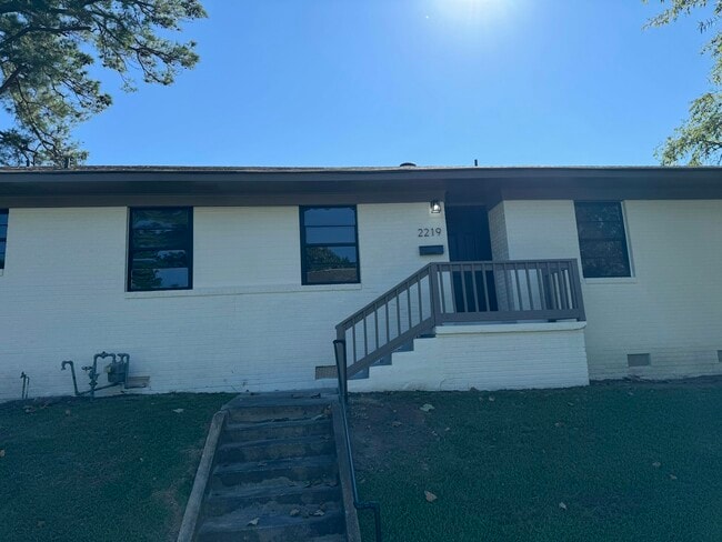 Building Photo - 2219 Gilbert Dr