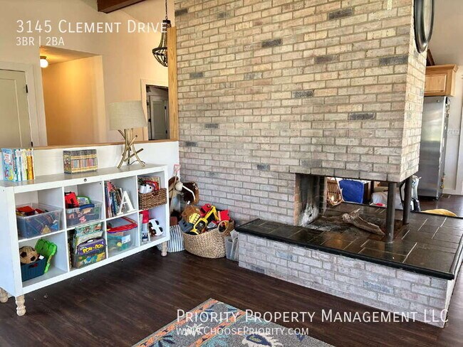 Foto del edificio - 3145 Clement Dr