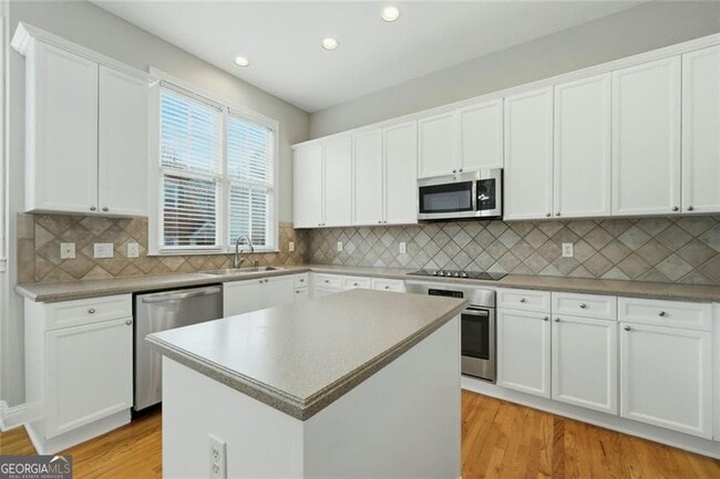 Building Photo - 319 Creekbank Way SE