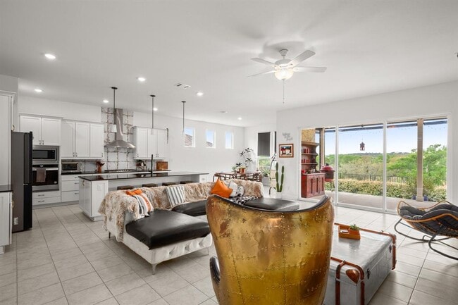 Foto del edificio - 385 Barnhill Lp