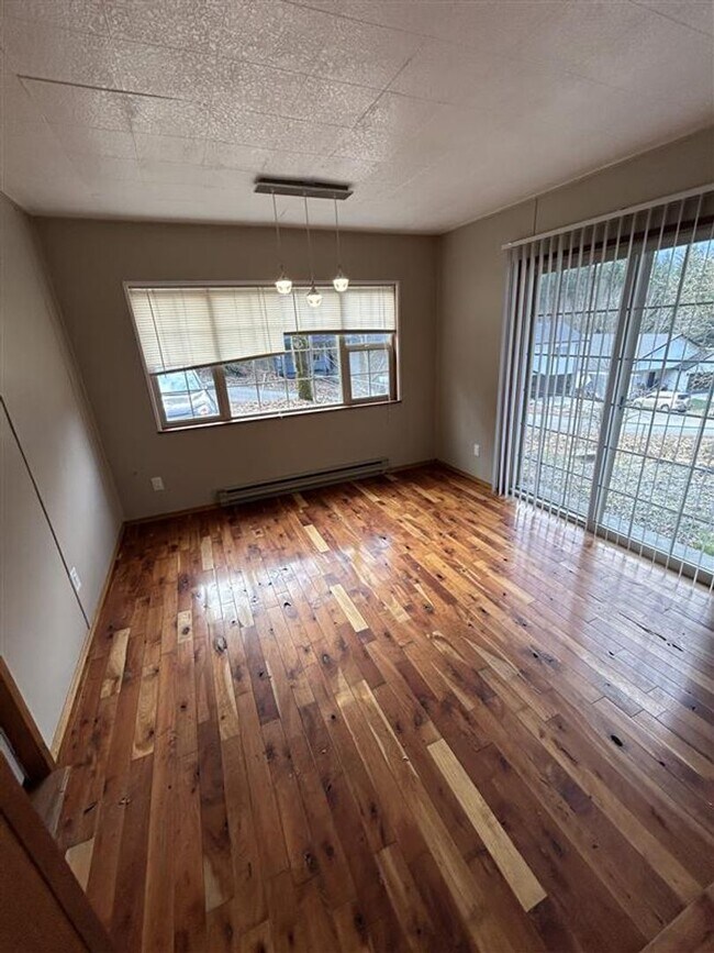 Foto del edificio - Two Bedroom One Bathroom House for Rent with Large Yard