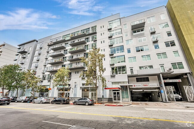 Building Photo - 645 W 9th St