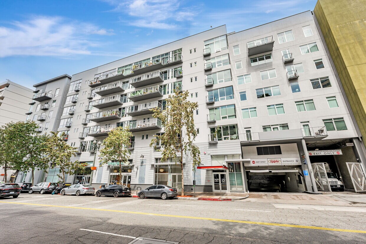 Foto principal - 645 W 9th St