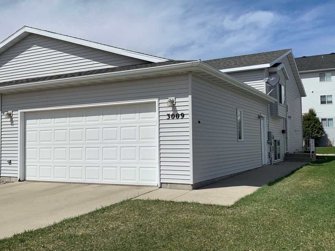 Primary Photo - 3 Bedroom Twinhome in South Fargo!!