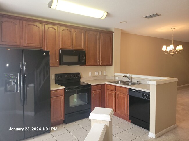 Building Photo - 2 bedroom, 2.5 bath townhouse
