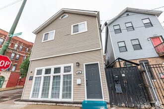 Building Photo - 700 N Noble St