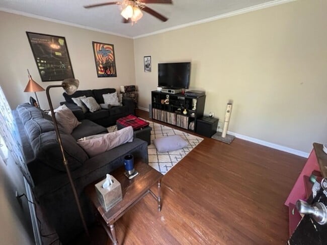Building Photo - Beautiful 3 Bedroom Home Near Campus and D...