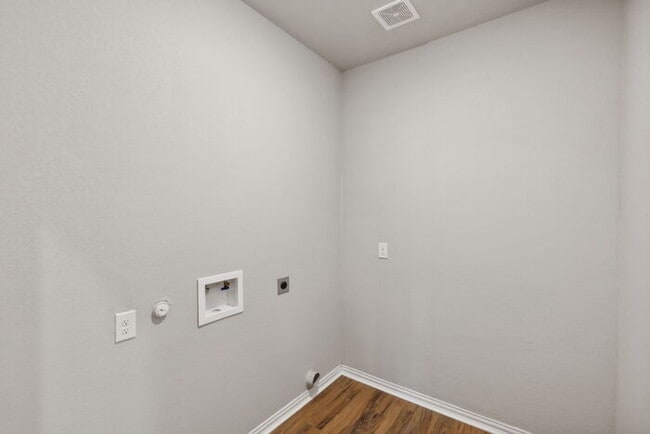 Building Photo - Move-in Special: 50% off second full month...