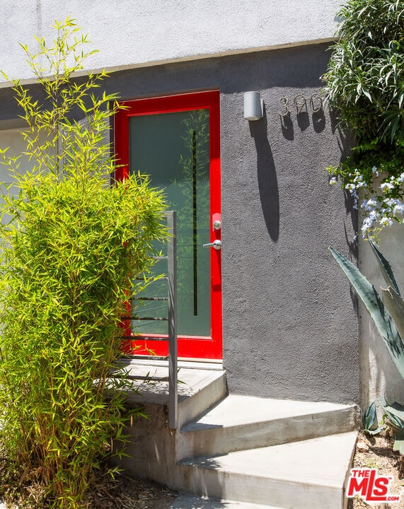 Building Photo - 3907 De Longpre Ave
