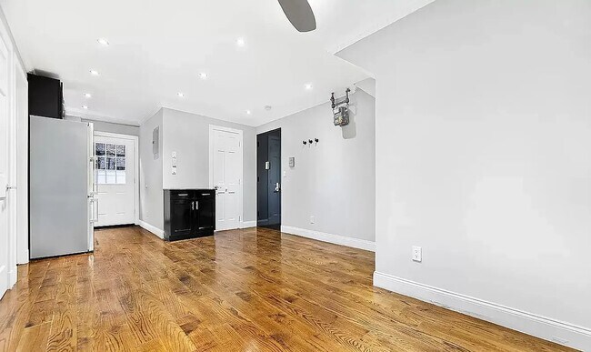 Foto del edificio - 127 E 7th St