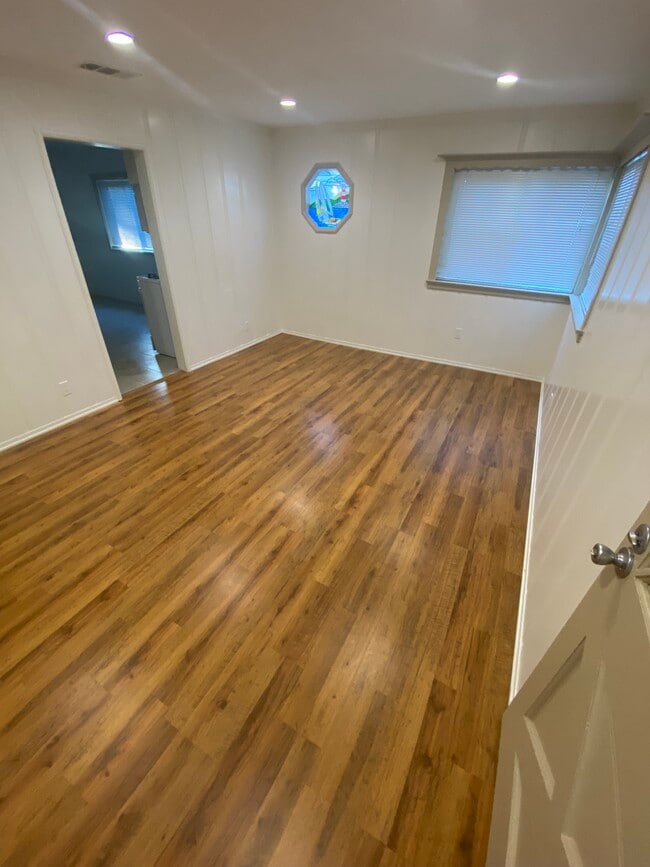 Living Room - 841 N Keystone St