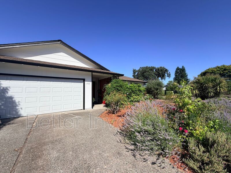 1713 Mariposa Dr