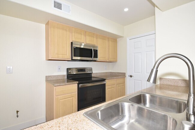 Foto del edificio - Charming 2nd Floor Unit In Gated Community!