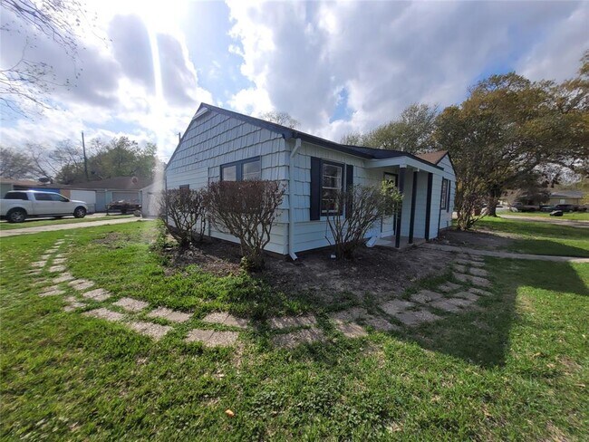 Building Photo - 7308 Oak Hl