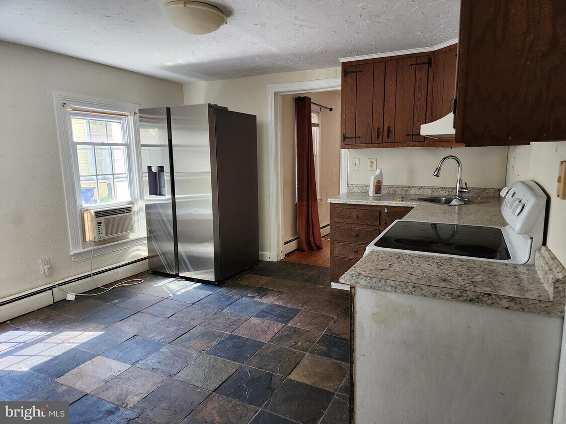 Primary Photo - 205 Clinton St