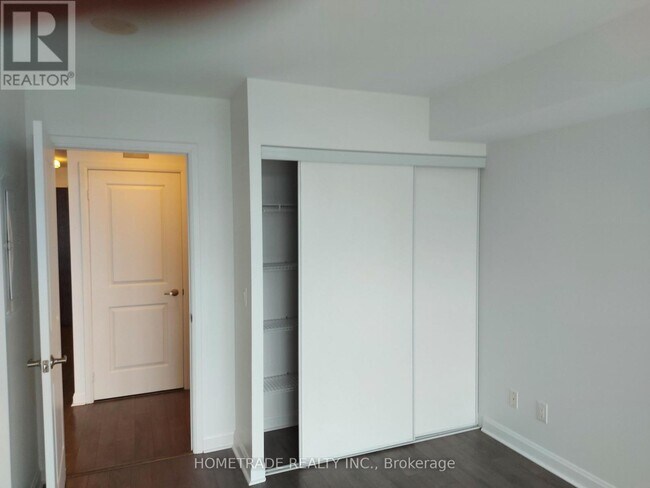 Photo du bâtiment - 1 Michael Power Pl