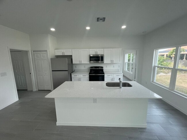 Foto del edificio - BRAND NEW CONSTRUCTION! GORGEOUS 4 BD/ 2BA HOME IN LEHIGH ACRES
