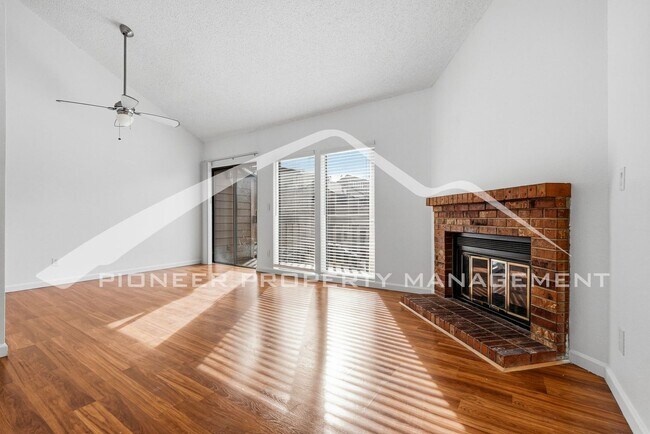 Building Photo - Spacious Condo with Washer/Dryer and Central AC