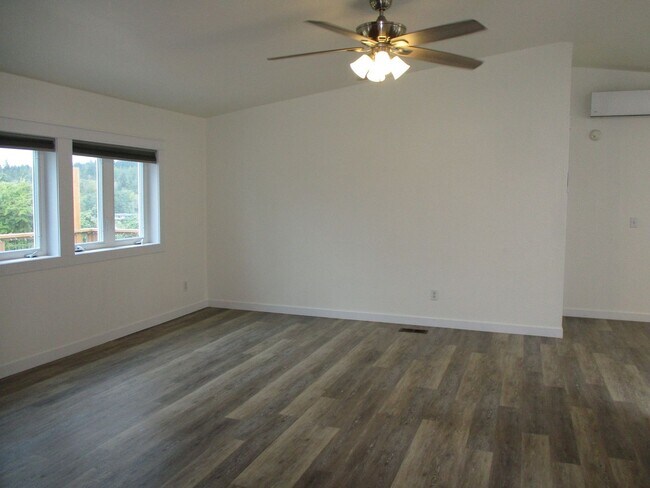 Foto del edificio - Charming 3-Bedroom Home with Bay Views, Ap...