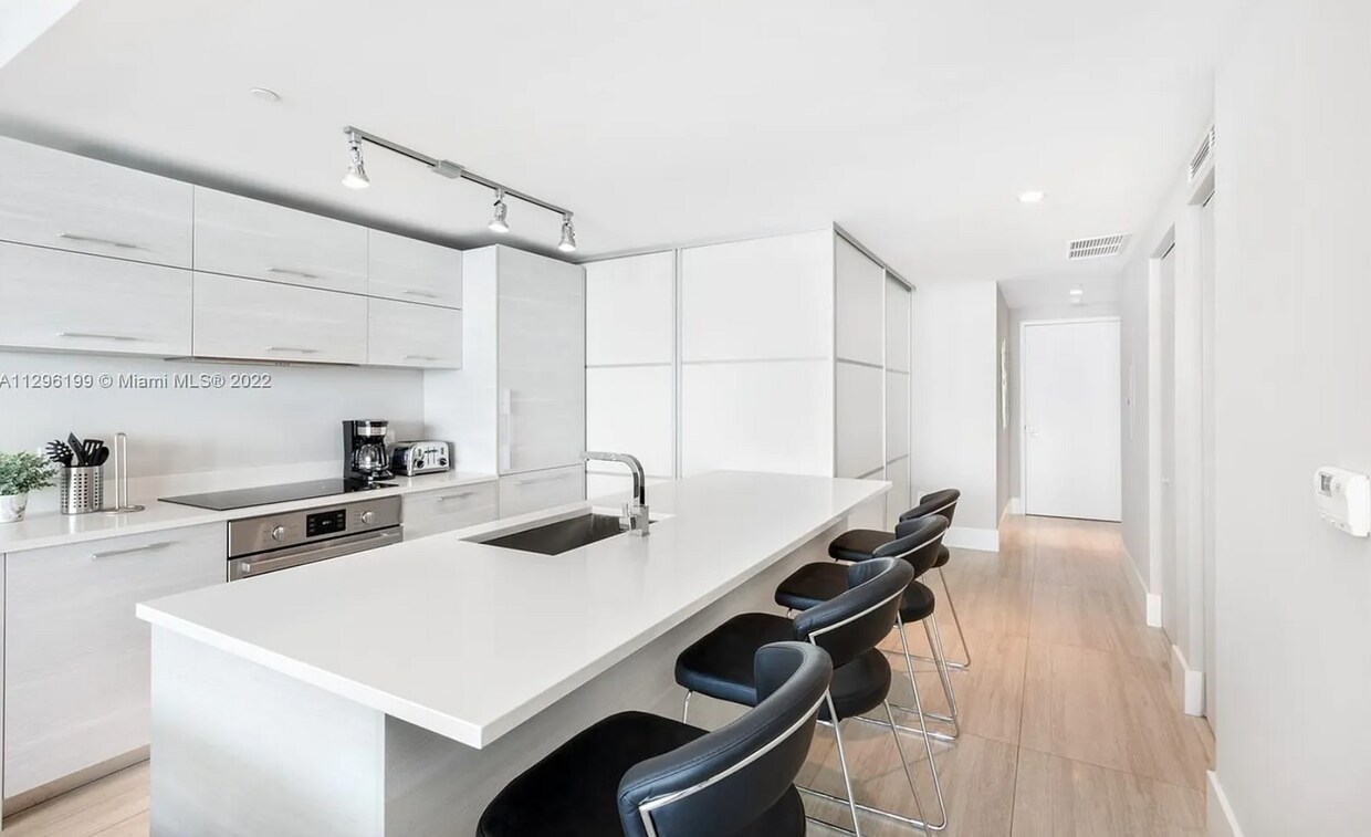 Foto principal - 650 NE 32nd St