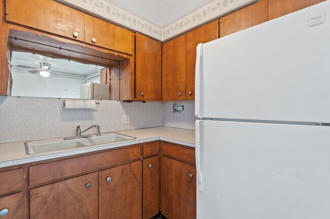 Building Photo - One Bed 0ne bath Apartment