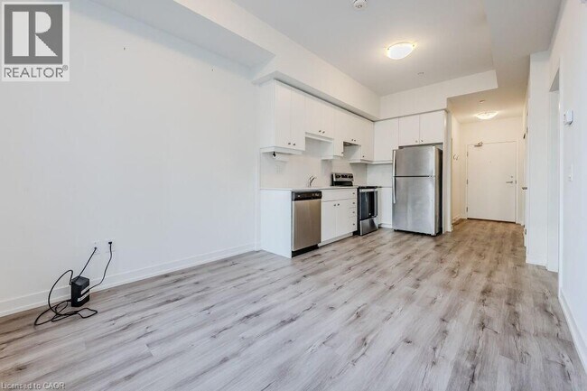 Photo du bâtiment - 251 Northfield Dr E