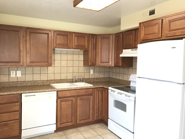 Kitchen - 1064 Nayon Dr