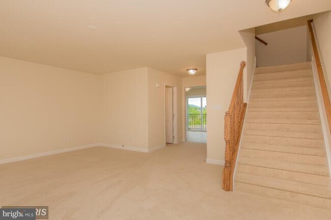 Building Photo - 527 Hotchkiss Dr