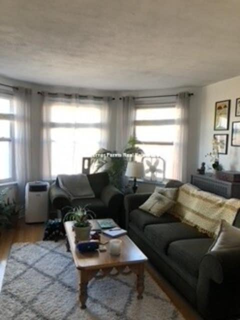 Primary Photo - 879 Beacon St