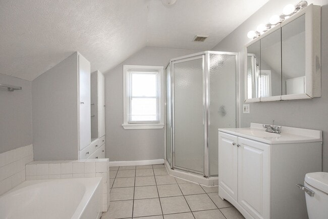 Building Photo - 3 bed 1.5 bath Euclid Single Family home