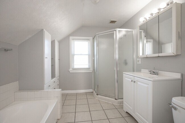 Foto del edificio - 3 bed 1.5 bath Euclid Single Family home