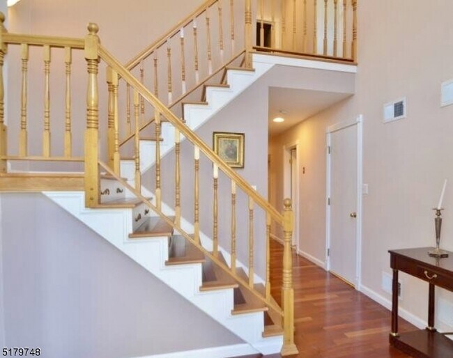 Building Photo - 136 Castle Ridge Dr