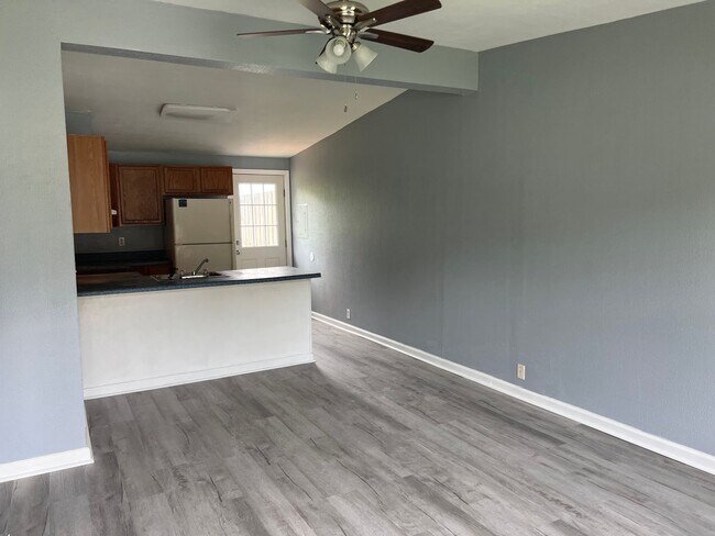Foto del edificio - 155 Tamarack Dr