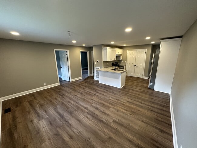 Building Photo - 413 Martha Ln