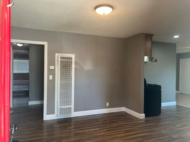 Building Photo - **PENDING** 4 Bedroom, 2 Bathroom House In...