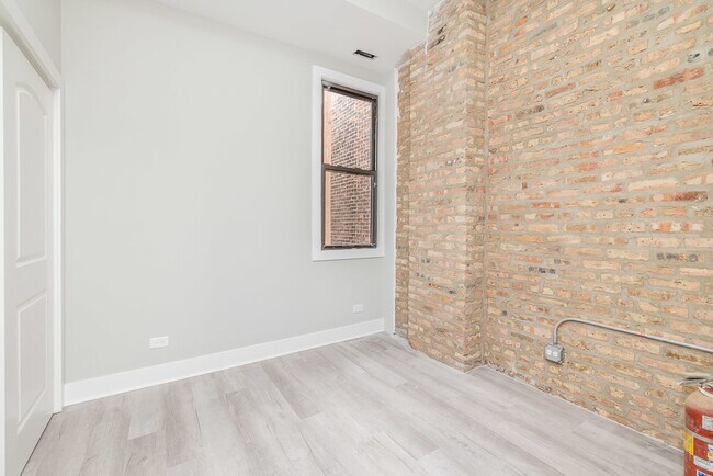 Building Photo - 2448 S Oakley Ave