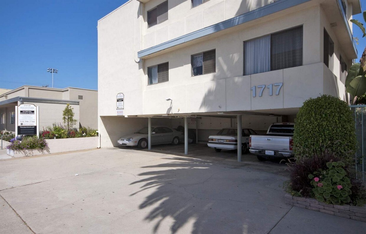 Building Photo - 1717 Ocean Park Blvd