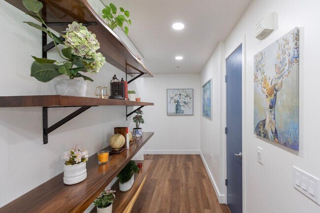 Building Photo - Beautiful 1 Bdrm, 1.5 Bath available for R...