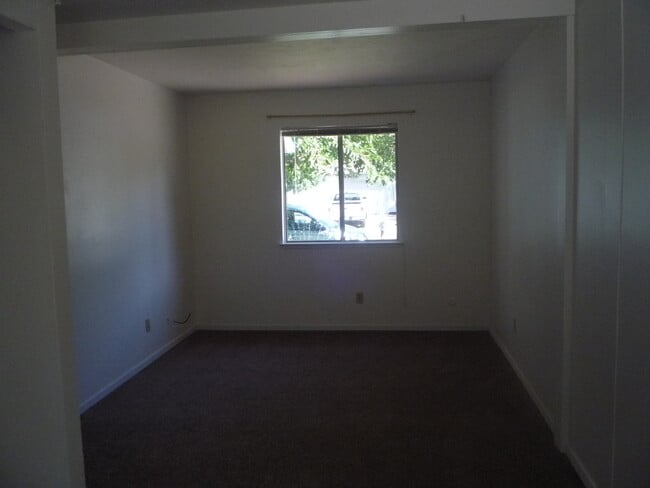 Foto del edificio - 3 bedroom home in East Redding