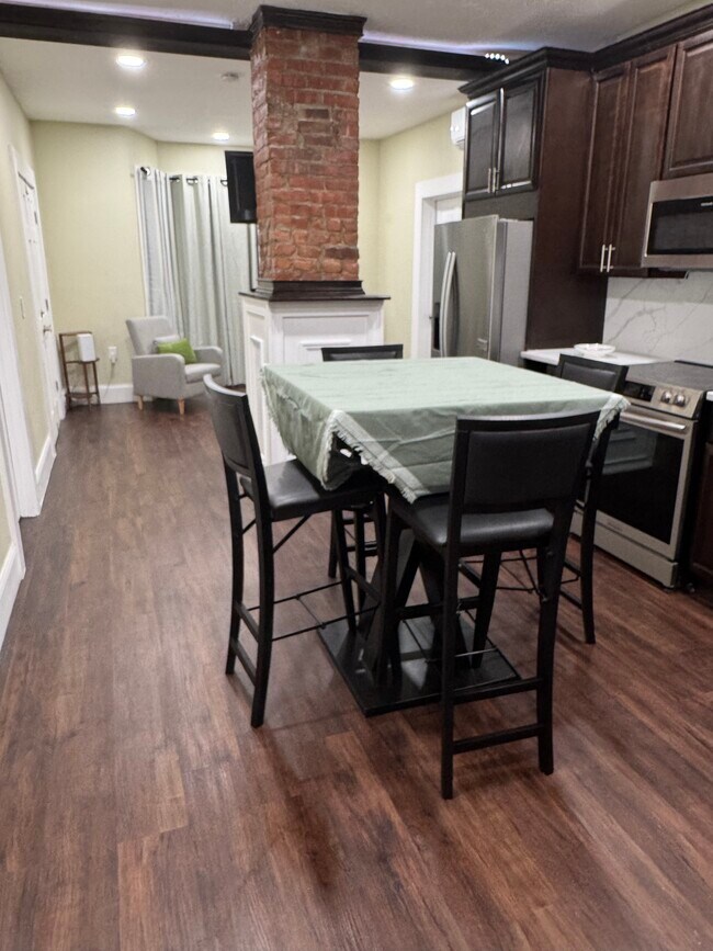 Building Photo - 252 Admiral St