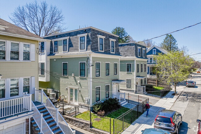 La 92-94 Cornell Street se encuentra en Roslindale. - 92-94 Cornell St