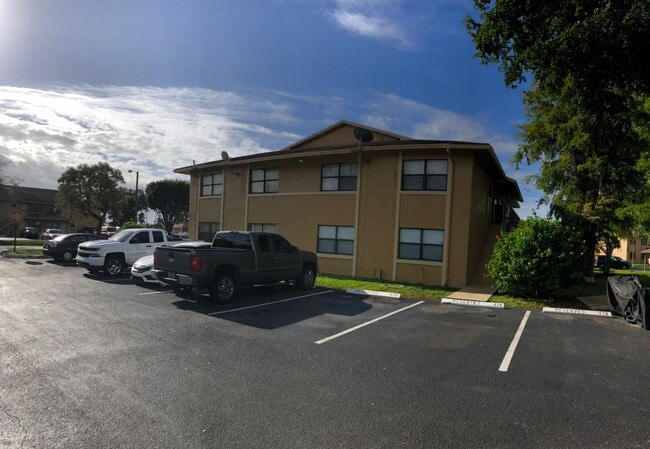 Foto del edificio - NICE UNIT FOR RENT!!! 2/2 EXCELLENT LOCATION!!