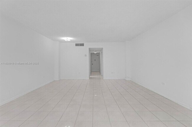 Foto del edificio - 905 Brickell Bay Dr