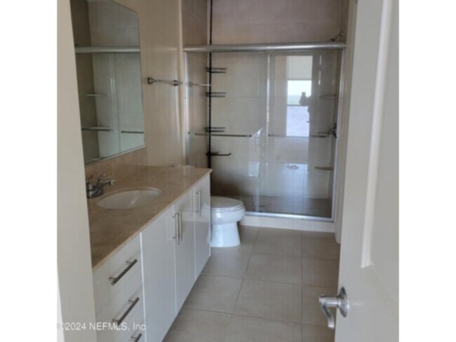 Building Photo - Luxury Condo at Peninsula