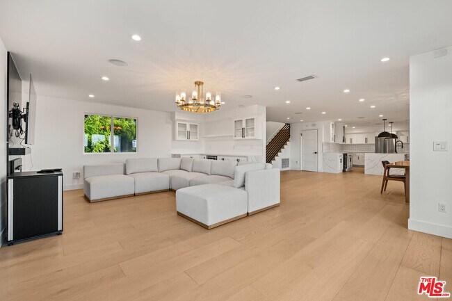 Foto del edificio - 15655 Castlewoods Dr